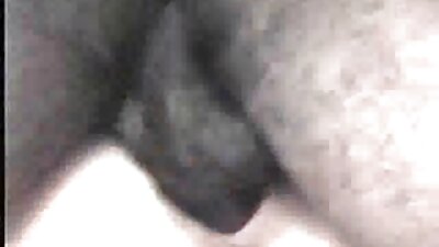 深色乳头的黑发拉丁女郎正踩着鸡巴