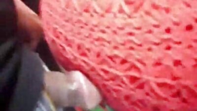 一个拥有可观胸部的小鸡在她紧绷的阴户中接受了一只公鸡