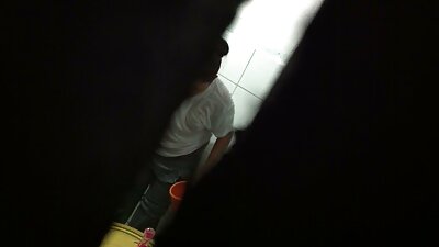 小鸡被放置在桌子的顶部，她被很好地穿透