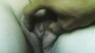 一个金发女郎在女孩面前的淫派对上吮吸公鸡
