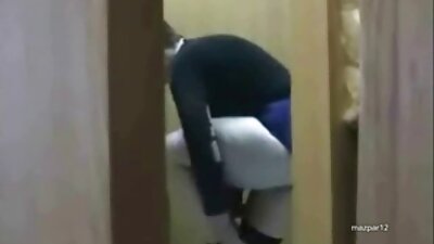 一只公鸡对于一群青少年妓女来说已经足够了