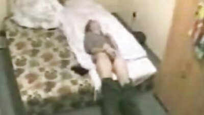 谦虚的小妞的生日,漂亮的脸蛋以驼峰为标志