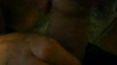 一个黑发女郎用她性感的小阴唇骑着一只硬鸡巴