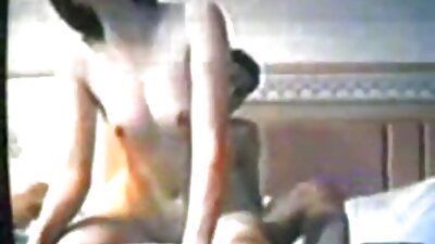 黑人小妞张开她的腿,所以她会在外面射精