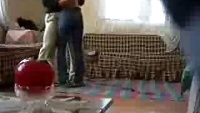 可爱的女性想让男孩达到性高潮被性交