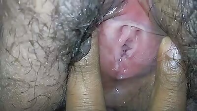 黑发被性交在喉咙和阴部