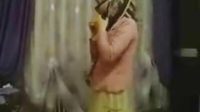 一个可爱的黑发美女正在舔一个硬鸡巴