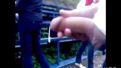 大屁股 18 岁的俄罗斯女孩骑着他的鸡巴