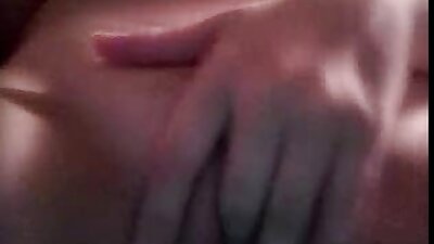 一个健康的女人正在汽车的后座上摇晃她的屁股