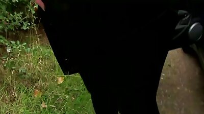 当她的阴户被爱抚时，一个长头发的黑发女人呻吟着