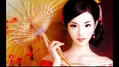 一个角质荡妇爬上一只公鸡，她被狠狠地操