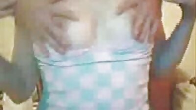 小宝贝把她的内裤脱掉然后她的脚玩