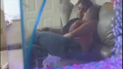 欲火中烧的金发女郎骑着砰的一声让她的阴户猛烈撞击