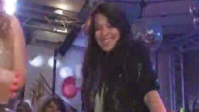 脆弱的身体和金发可爱的温柔猫让男人兴奋