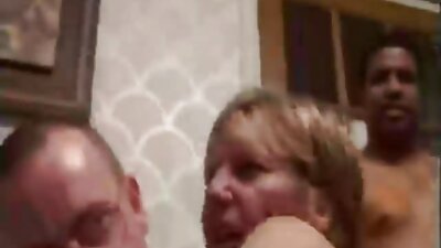 一个有漂亮嘴巴的性感亚洲小妞在床上被操