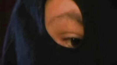 一个胸部丰满的黑发女人坐在一个大鸡巴上