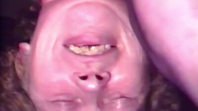 一个有剃光猫的青少年黑发正在被渗透