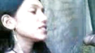亲爱的业余爱好者正在将她的阴户推到一个荣耀洞中的公鸡上