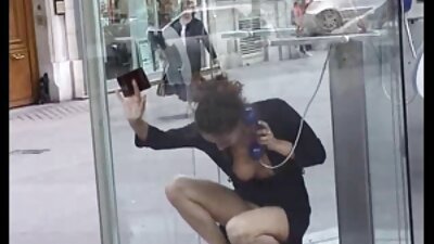 娇小的小妞使用完美剃光的猫,希望轻松赚钱