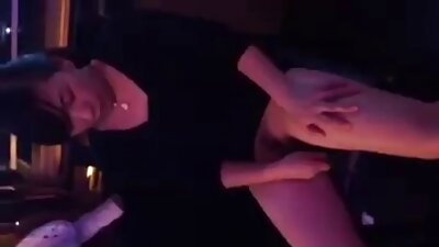 当她在教室里时,一个瘦弱的荡妇正在接受公鸡