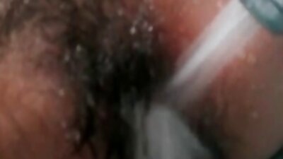一个长着假山雀的黑发女郎在户外,被工人操
