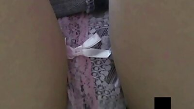 拥有天然胸部和健康屁股的业余爱好者正在舔一些大公鸡
