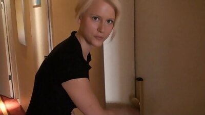 甜蜜的荡妇凡妮莎蕾妮在移动的车里尽她所能