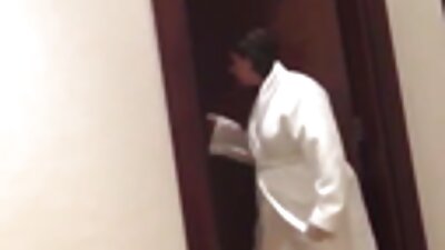 性感的脚和柔软的手环绕着他的鸡巴,让他硬起来